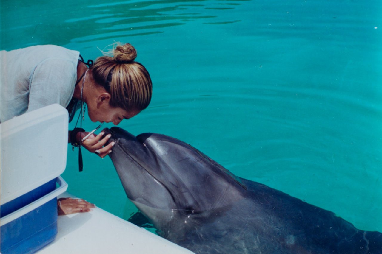 Tidligere delfintræner Lorena Kya Lopez med delfinen Makaiko