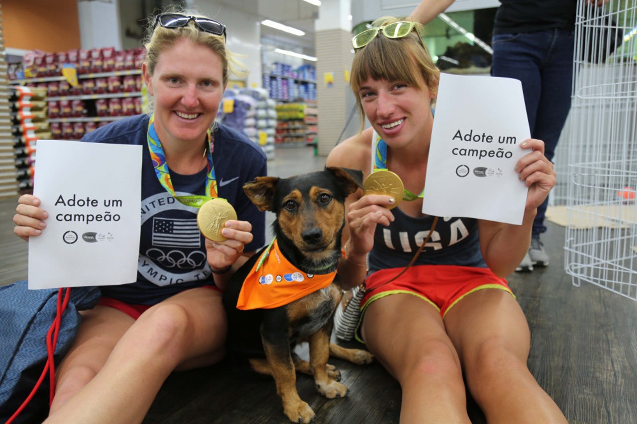 isaquias_the_dog_with_olympic_gold_medallists