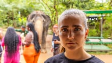 Stephanie Kruuse Klausen i elefantlejr