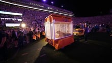En tiger i bur køres ind på Tiger Stadium i Louisiana, USA. Foto: Gerald Herbert/AP