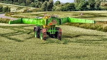 Traktor på mark