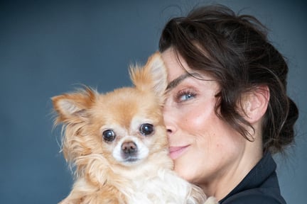 Szhirley og hendes chihuahua. Kreditering: Mynte Lagoni