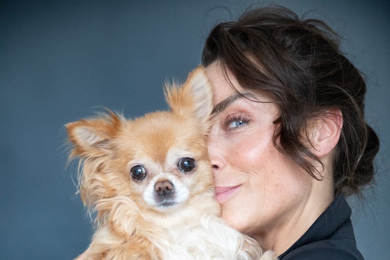 Szhirley og hendes chihuahua. Kreditering: Mynte Lagoni