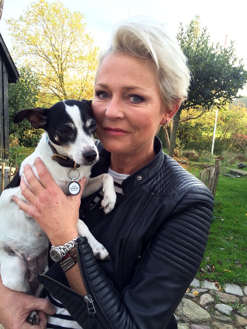 Søs Egelind med hendes hund, Nisse