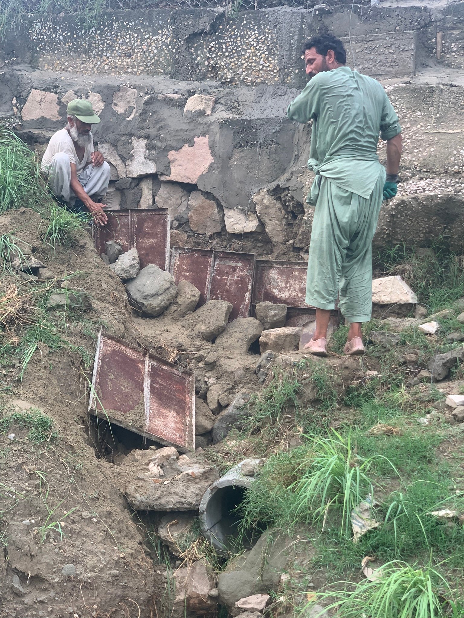 Mænd reparerer dræn